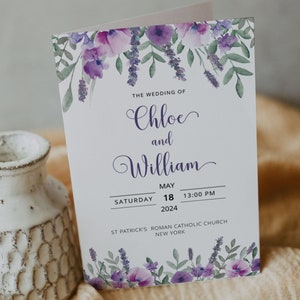 Könnte beinhalten: Eine Hochzeitseinladung mit einem floralen Design mit violetten und grünen Aquarellblumen. Der Text lautet "Die Hochzeit von Chloe und William, Samstag, 18. Mai 2024, 13:00 Uhr, St. Patrick's Roman Catholic Church, New York."