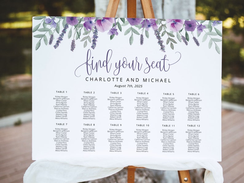 Puede incluir: Un plano de asientos de boda blanco con un borde floral morado. El plano enumera los nombres de los invitados asignados a cada mesa. El texto en la parte superior dice "find your seat" y "CHARLOTTE AND MICHAEL" con la fecha "August 7th, 2025".