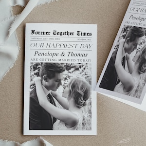 Könnte beinhalten: Schwarz-weiß-Hochzeitsanzeige im Zeitungsdesign. Die Anzeige lautet "Forever Together Times" und "Our Happiest Day Penelope & Thomas Are Getting Married Today!"