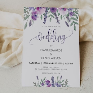Puede incluir: Invitaci&oacute;n de boda con un dise&ntilde;o floral de acuarela en tonos morados y verdes. La invitaci&oacute;n incluye el texto "Por favor, &uacute;nase a nosotros para la boda de Diana Edwards & Henry Wilson" y la fecha y hora de la boda.