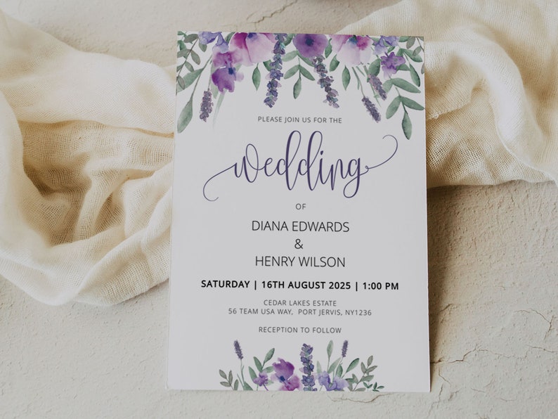 Puede incluir: Invitaci&oacute;n de boda con un dise&ntilde;o floral de acuarela en tonos morados y verdes. La invitaci&oacute;n incluye el texto "Por favor, &uacute;nase a nosotros para la boda de Diana Edwards & Henry Wilson" y la fecha y hora de la boda.