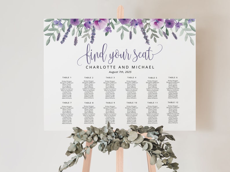 Puede incluir: Un plano de asientos de boda con un dise&ntilde;o floral en tonos morados y verdes. El plano enumera los nombres de los invitados y sus mesas asignadas. El texto dice "find your seat" y "Charlotte and Michael" con la fecha "August 7th, 2025".