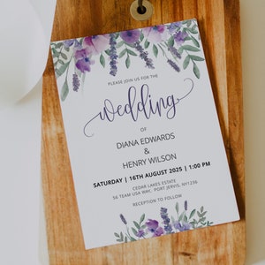 Puede incluir: Una invitaci&oacute;n de boda con un dise&ntilde;o floral de acuarela en tonos morados y verdes. El texto dice "Por favor, &uacute;nase a nosotros para la boda de Diana Edwards & Henry Wilson S&aacute;bado | 16 de agosto de 2025 | 1:00 PM Cedar Lakes Estate 56 Team USA Way, Port Jervis, NY1236 Recepci&oacute;n a continuaci&oacute;n"