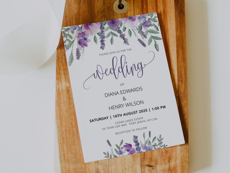 Puede incluir: Una invitaci&oacute;n de boda con un dise&ntilde;o floral de acuarela en tonos morados y verdes. El texto dice "Por favor, &uacute;nase a nosotros para la boda de Diana Edwards & Henry Wilson S&aacute;bado | 16 de agosto de 2025 | 1:00 PM Cedar Lakes Estate 56 Team USA Way, Port Jervis, NY1236 Recepci&oacute;n a continuaci&oacute;n"