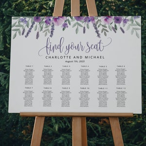 Puede incluir: Un plano de asientos de boda floral morado y verde con el texto "find your seat" y "CHARLOTTE AND MICHAEL" con la fecha "August 7th, 2025". El gr&aacute;fico enumera los nombres de los invitados asignados a cada mesa.