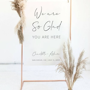 MINIMALISTA / Estamos muy contentos de que esté aquí signo, plantilla de signo de bienvenida de boda imprimible, decoraciones simples, retrato, descarga digital