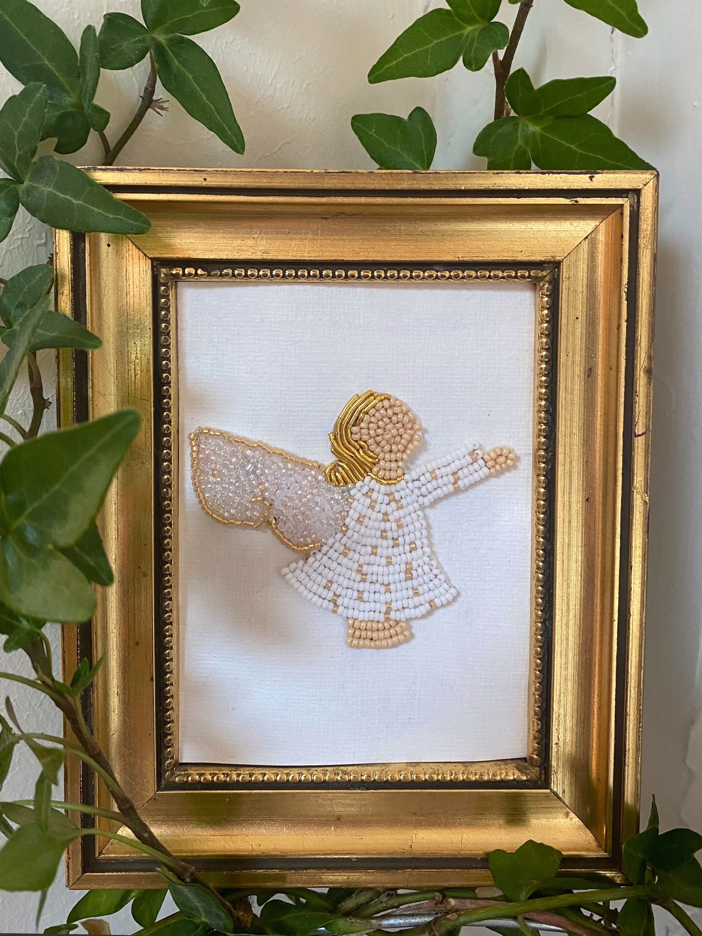 Petit Ange Brodé Au Fil d'or et en Perles Miyuki Encadré Dans Un Cadre Doré Vintage.