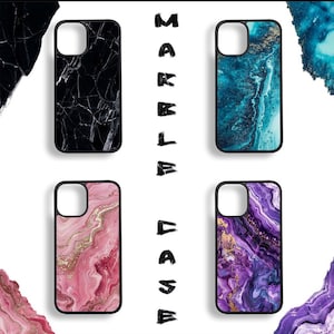 Puede incluir: Cuatro fundas para iPhone con diseños de mármol. Las fundas son negras con una parte posterior transparente que muestra un diseño de mármol blanco y negro, un diseño de mármol azul y blanco, un diseño de mármol rosa y dorado y un diseño de mármol morado y dorado.