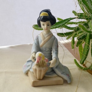 Geisha figurine geisha doll vintage geisha Japanese geisha Japanese kimono Japanese gift tradicional geisha japanese style japanese girl
