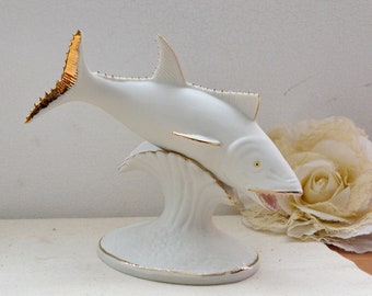 Figurine requin blanc bique décorée or