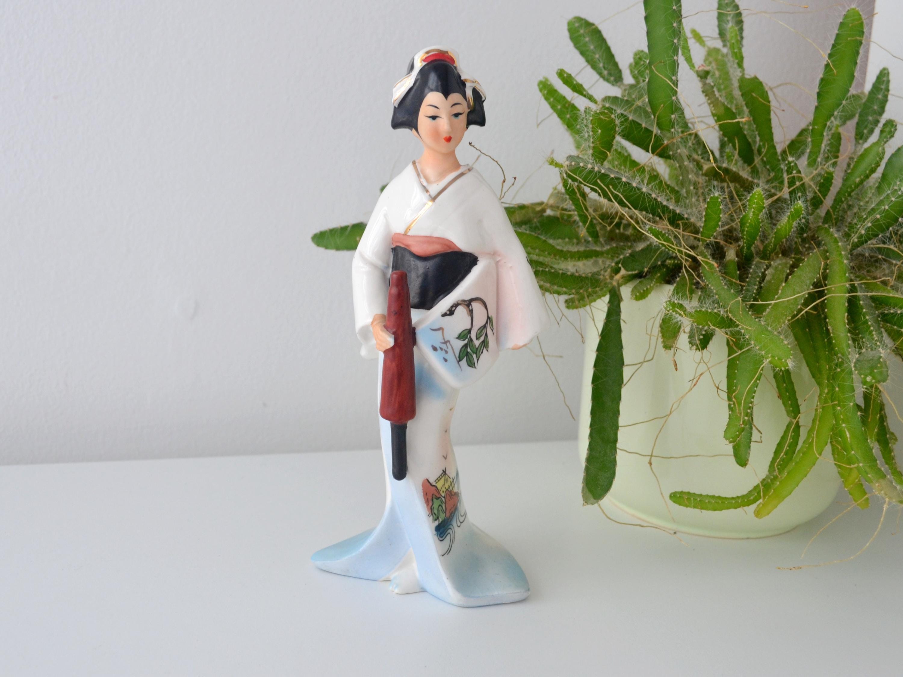 Figure d'un Bijin ou de Geisha en porcelaine japonaise Kutani, époque