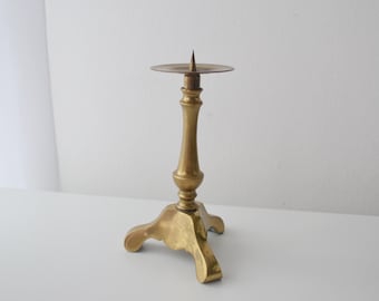 Candelabro trípode de latón con punta, estilo vintage, antiguo, de Alemania, para altar de iglesia barroca.