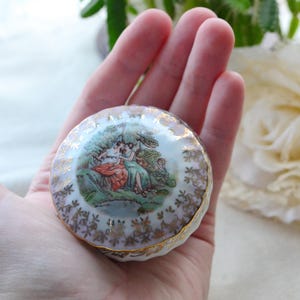 Vintage Martinroda porseleinen ronde Duitse snuisterijdoos.