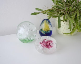 黄色と白の花のガラスの卵のペーパーウェイト - Etsy 日本
