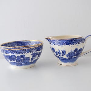 Juego de jarra de leche y azucarero Washington Old Willow, cerámica inglesa azul y blanca con detalles dorados.