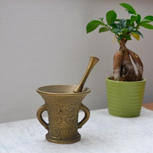 Messing Mörser und Stößel Kleiner schwerer Messing Arzt Geschenk Kräuterheilkunde Werkzeug Alte Apotheke Dekor Kräutermühle Hexe Geschenk Mediziner Mörser