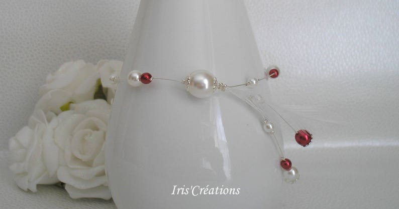Bracelet Mariage Elina perles blanches et rouges avec plumes de coq filant image 3