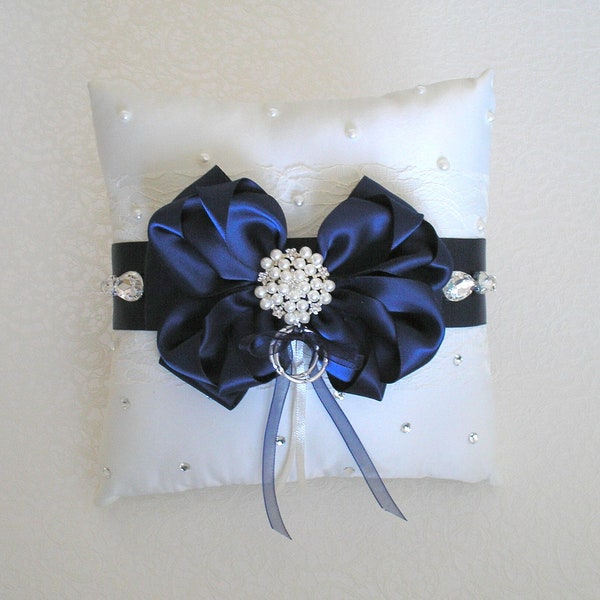 Coussin d'alliances mariage ref Gloria noeud satin ivoire marine et strass de swarovski