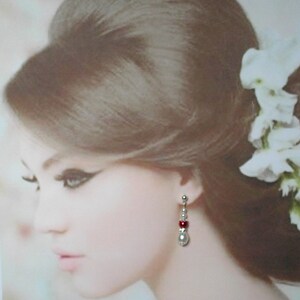 Boucles d'oreilles ref Sofia perles renaissance blanches rouges et strass image 2