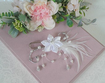 Attache traine ref Catalina fleurs satin et dentelle plumes de coq perles blanches et strass de swarovski