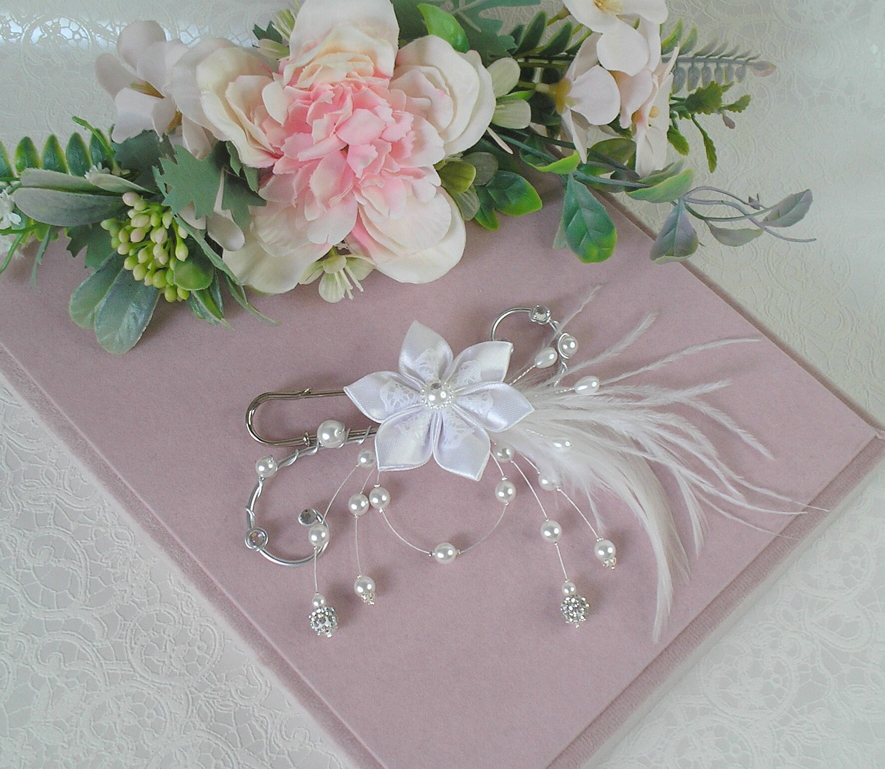 Fastener train ref Catalina satin flowers and lace rooster feathers white beads and rhinestones of swarovski