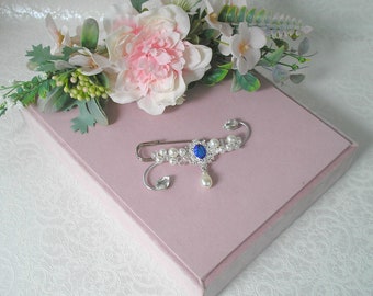 Attache traine ref Marquise strass cristal perles blanches et pendentif strass bleu royal