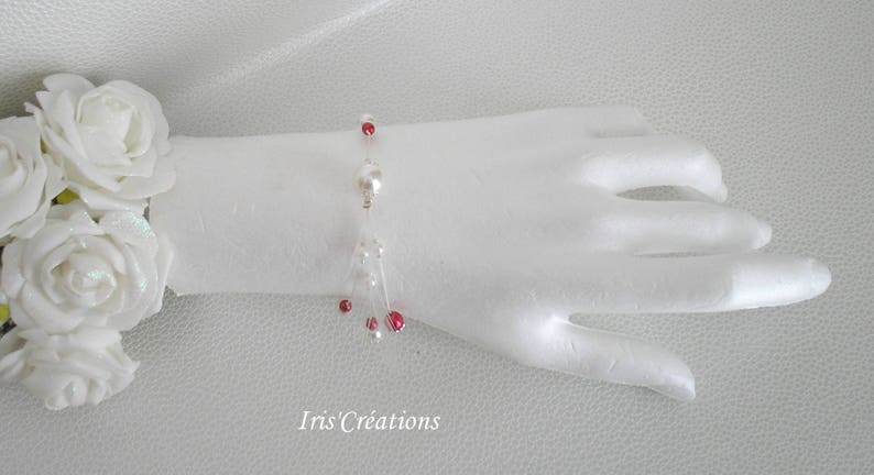 Bracelet Mariage Elina perles blanches et rouges avec plumes de coq filant image 2