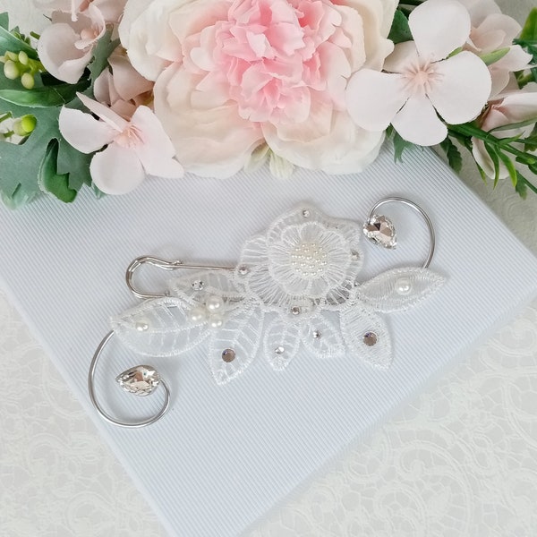 Attache traine ref Dahlia fleurs dentelle blanc cassé perles et strass de swarovski