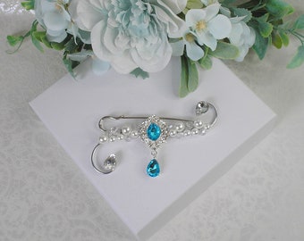 Attache traine ref Marquise strass cristal perles blanches et pendentif strass bleu turquoise