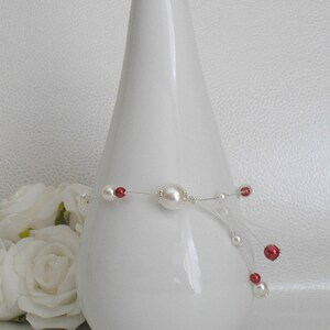 Bracelet Mariage Elina perles blanches et rouges avec plumes de coq filant image 1