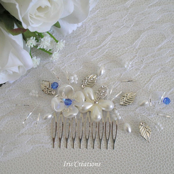 Parure cheveux sur peigne ref Mila argenté fleurs nacrées  perles blanches et bleues feuillage et strass de swarovski