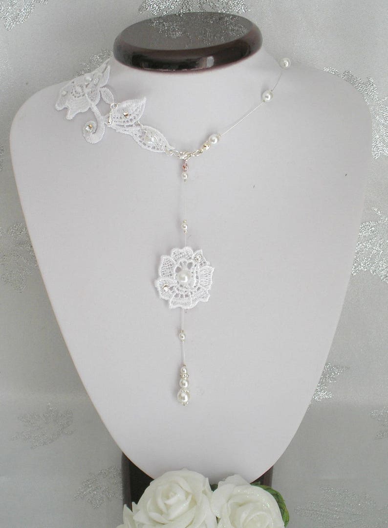 Bijou de dos Sofia fleur dentelle blanche ou blanc cassé/ivoire perles et strass de swarovski image 1