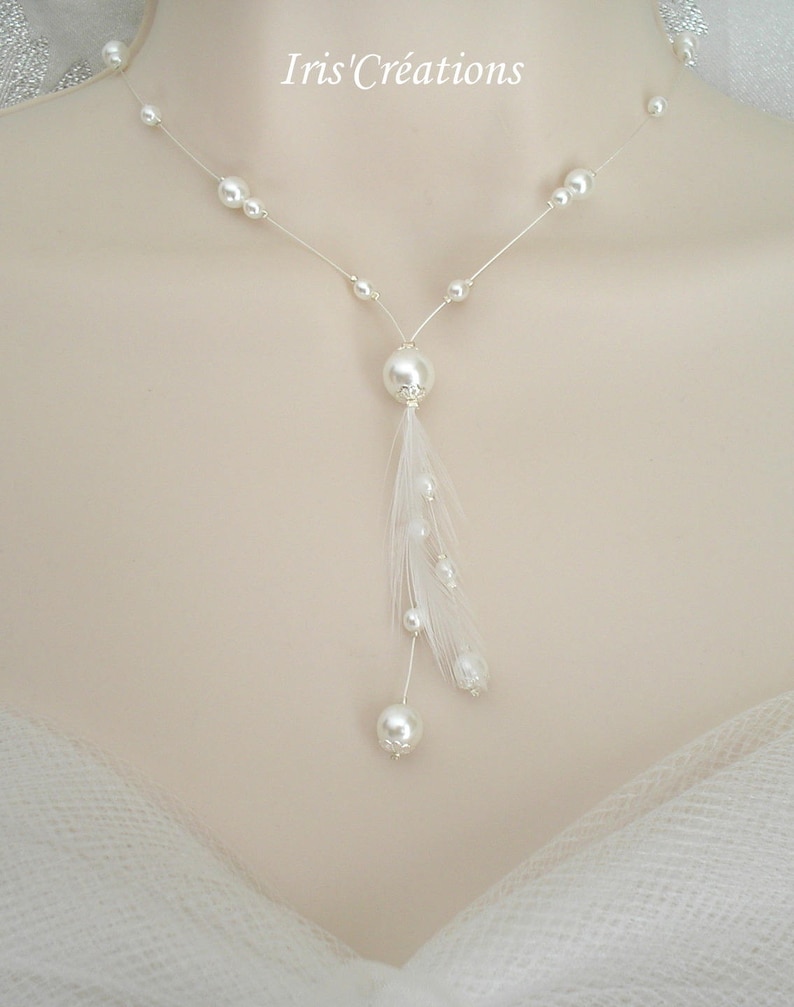 Collier Mariage Elina perles blanches et plumes de coq filant image 3