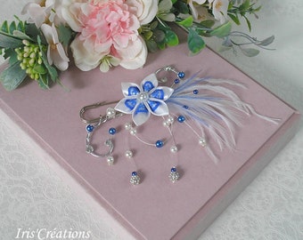 Attache traine ref Catalina fleurs satin et dentelle plumes de coq et autruches perles blanches et bleues roy et strass de swarovski