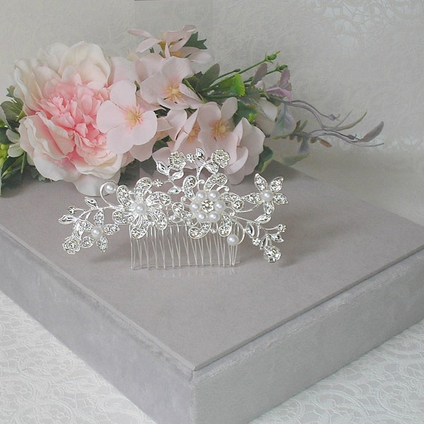 Peigne cheveux de mariée argenté fleurs perles blanches et strass