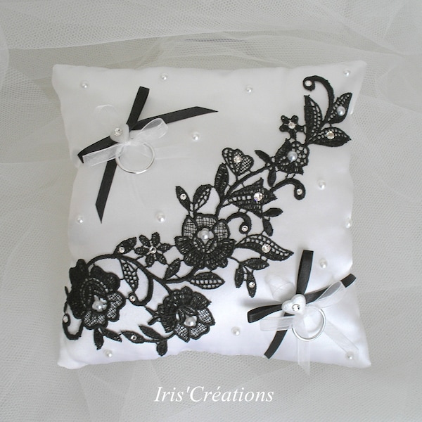 Coussin d'alliances mariage ref Zélia dentelle blanc noir et strass de swarovski