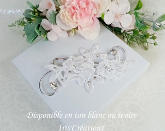 Attache traine ref Flora fleurs dentelle blanches ou ivoire clair et strass de swarovski