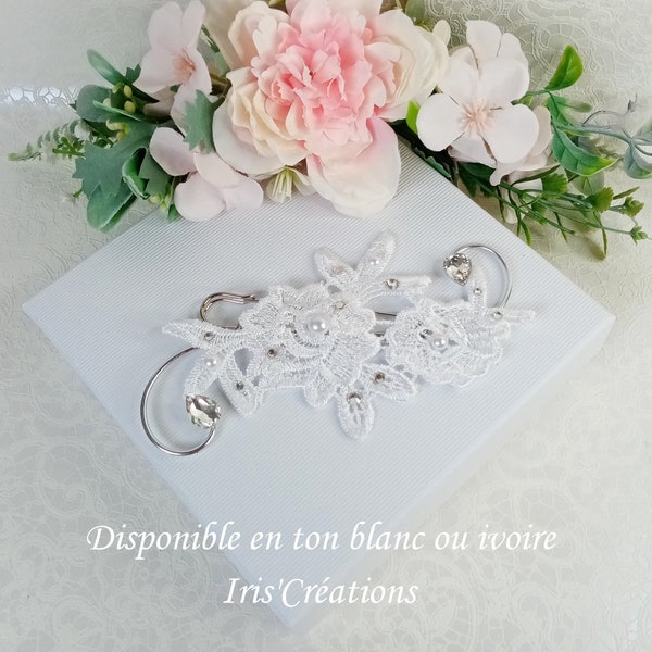 Attache traine ref Flora fleurs dentelle blanches ou ivoire clair et strass de swarovski