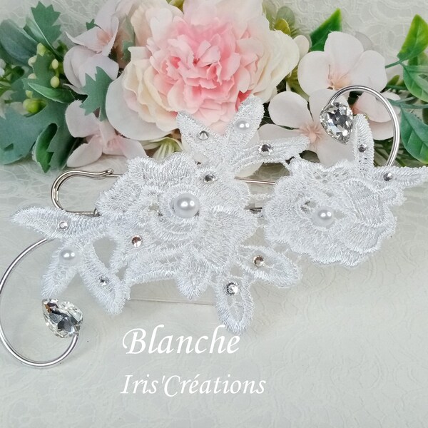 Attache traine ref Flora fleurs dentelle blanches et strass de swarovski