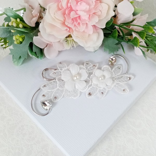 Attache traine ref Hortensia fleurs dentelle blanc cassé perles et strass de swarovski