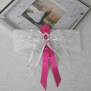 Jarretière dentelle blanche Marquise pendentif ruban et strass fuchsia