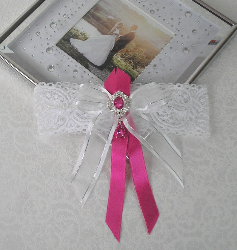 Jarretière dentelle blanche Marquise pendentif ruban et strass fuchsia image 1