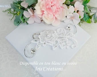 Attache traine ref Lara fleurs dentelle blanches ou ivoire clair et strass de swarovski