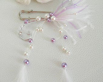 Attache traine ref Vanessa  perles plumes blanches et parme avec  strass de swarovski