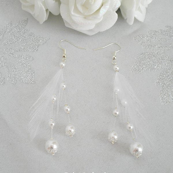 Boucles d'oreilles Mariage  Elina perles blanches et plumes de coq filant