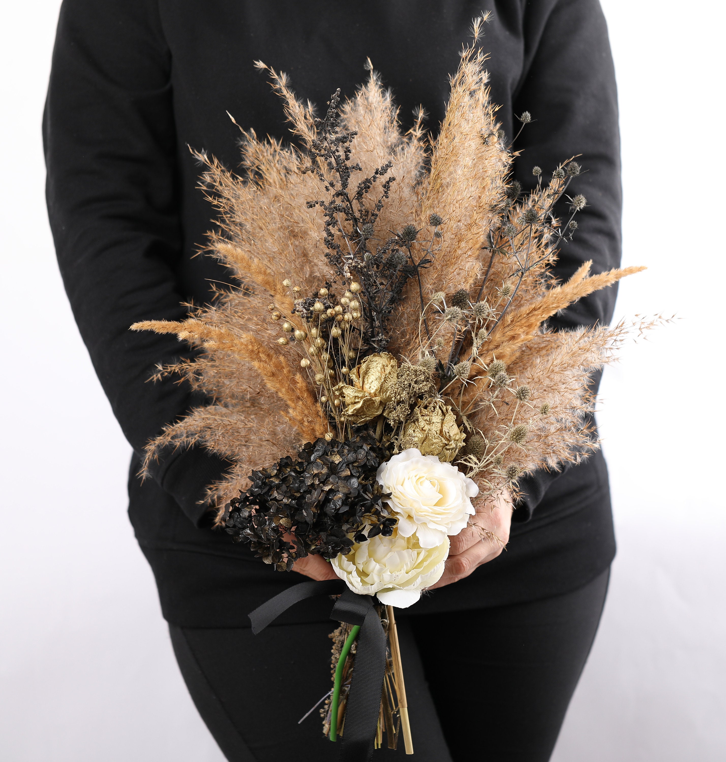 Black ivory gold pampas grass bouquet, gothic wedding bouquet with ivo–  Flowerhint