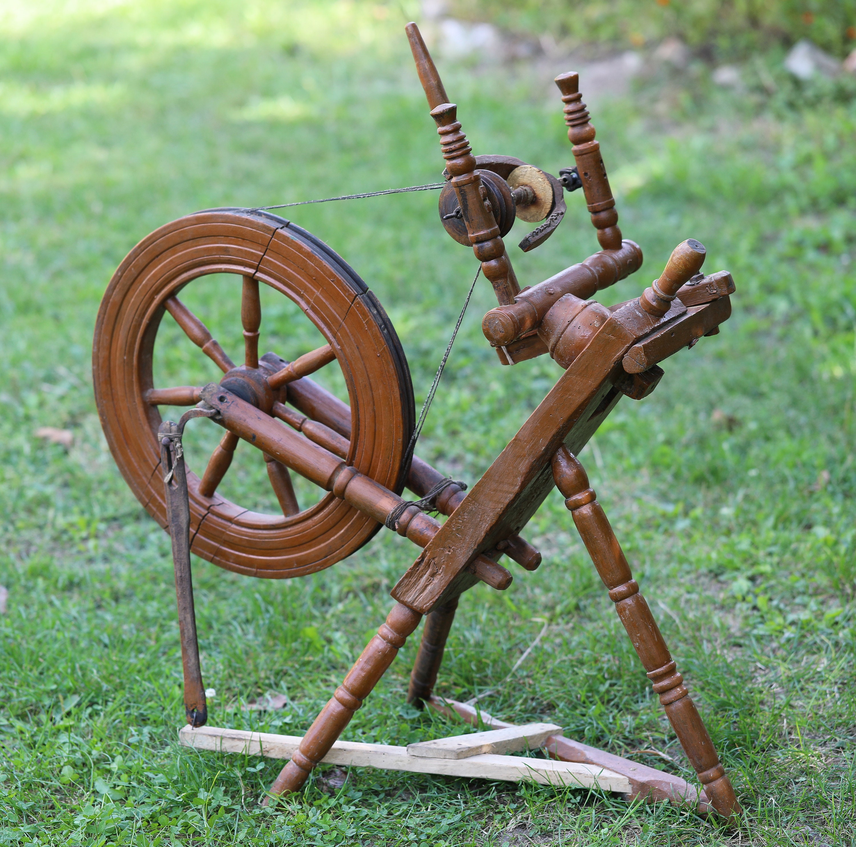 Handcrafted Wooden Spinning Wheel With 3 Bobbins Fiber Art Tool