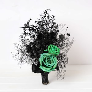 Ramo gótico de flores silvestres con rosas de color verde esmeralda negro, ramo de boda gótico, ramo de boda con rosas de color verde esmeralda negro