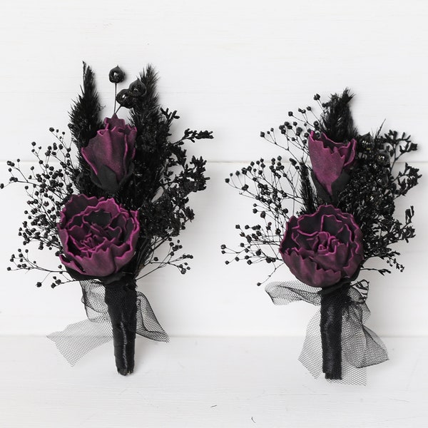 Boutonnière pivoines couleur aubergine violet foncé noir, boutonnière aubergine gothique noire, boutonnière de mariage gothique, boutonnière violet foncé