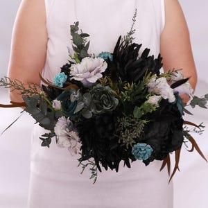 Ramo de rosas negras y verde oscuro, ramo gótico de rosas negras y verde azulado oscuro, ramo de novia negro esmeralda intenso, eustoma ahumado, ramo de Halloween
